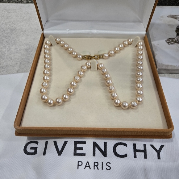 🐢 Vintage Givenchy Hand Knotted Real Pearls - COMES WITH VELVET VINTAGE CASE! - Picture 9 of 17